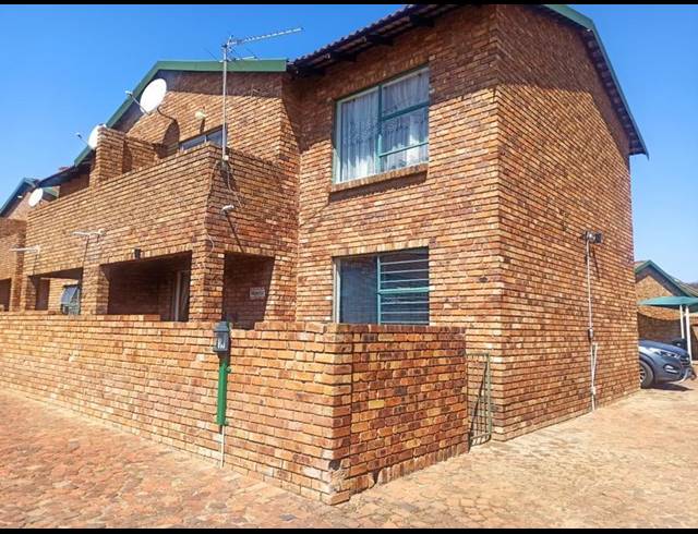 2 BEDROOM TOWNHOUSE FOR SALE IN SUIDEROORD